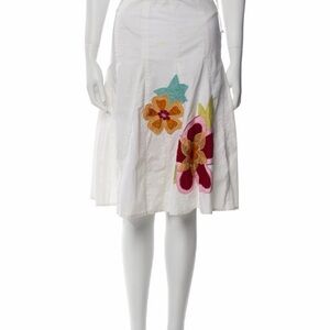 Floral Embroidered White Skirt, cotton,nice with a white top red or blu,capri ?
